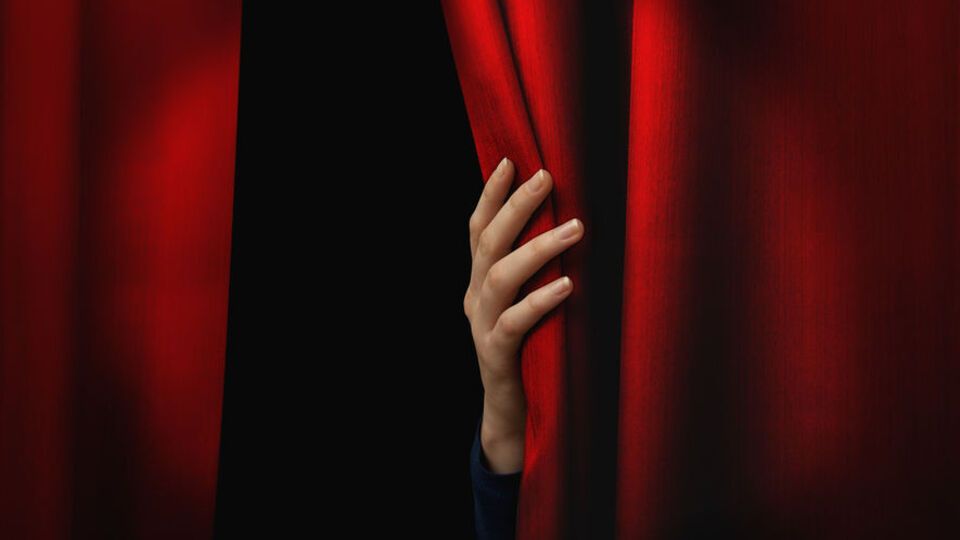 Театральный занавес – это условная дверь в иллюзорный мир