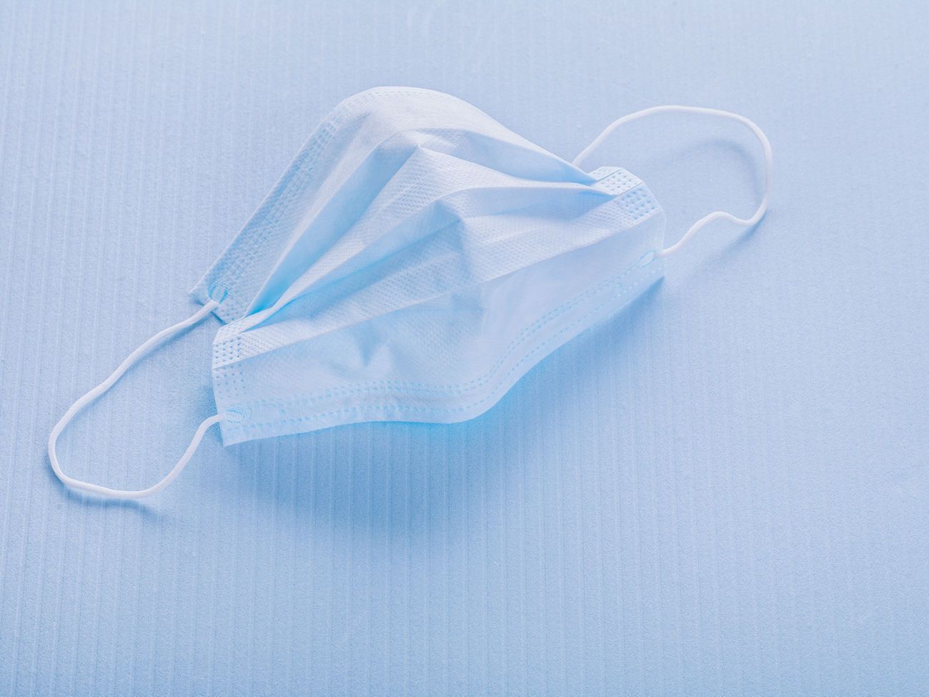 В Украине запретили экспорт средств индивидуальной защиты, чтобы в первую очередь обеспечить потребности внутри страны, отметил Ляшко&nbsp;