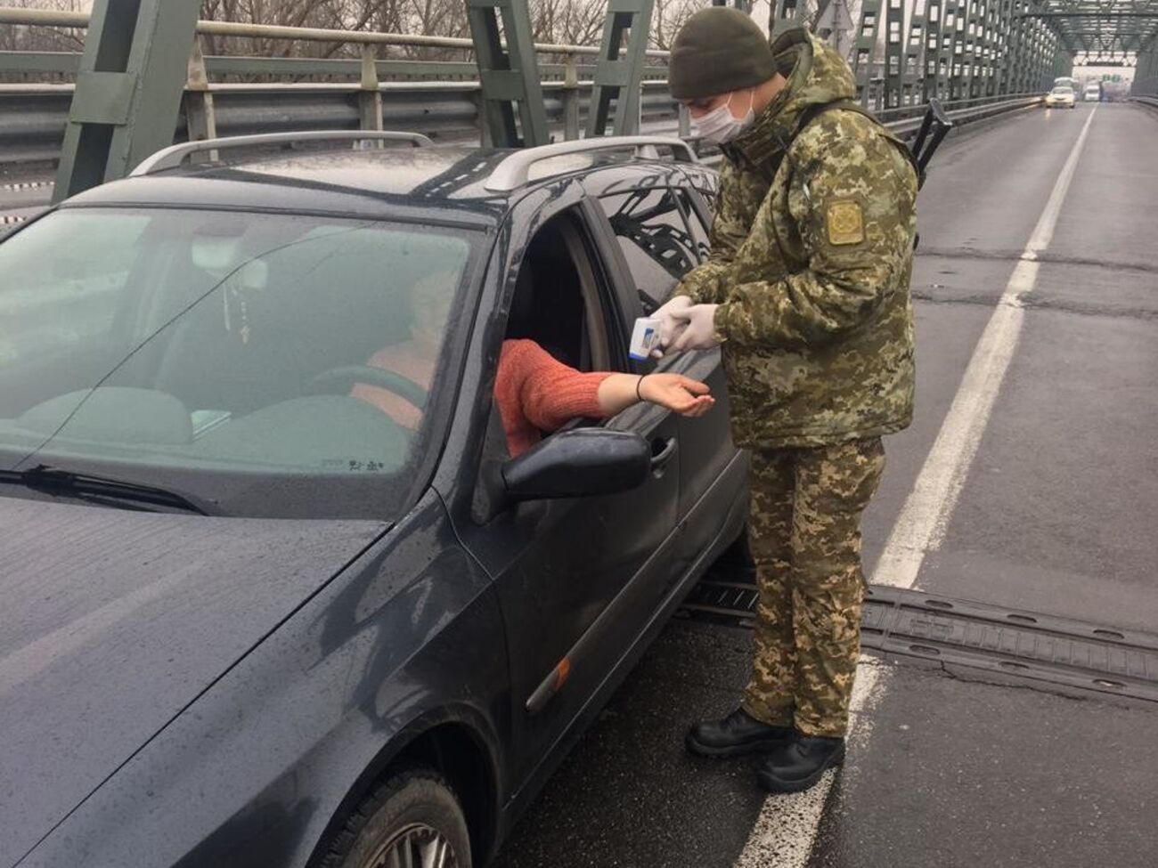 Измерение температуры стало частью процедуры пограничного контроля