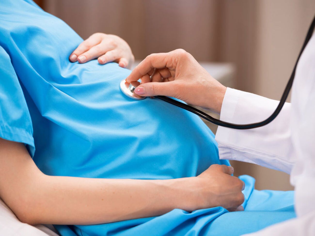 Врачи наблюдают за пациентами роддома