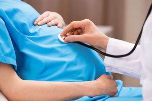 Лікарі спостерігають за пацієнтками пологового будинку