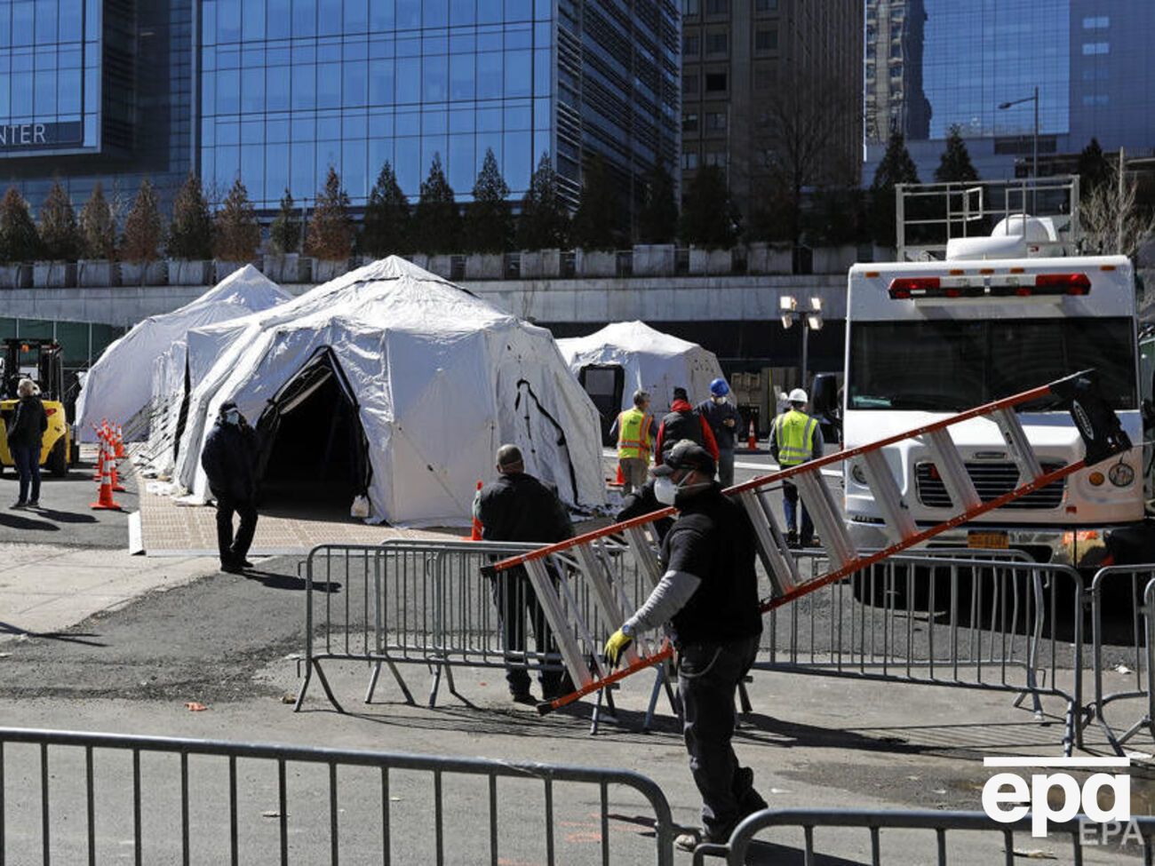 Временные морги появились около больниц и офиса сумедэксперта в Нью-Йорке