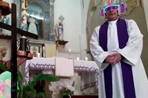 Священник появился на видео в шлеме трансформера, с длинной бородой и кошачьей мордой