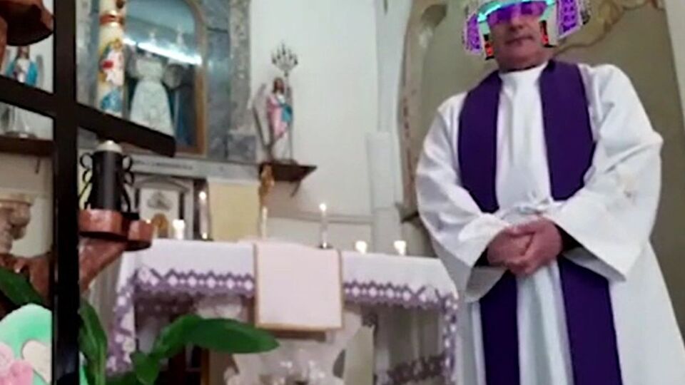 Священник появился на видео в шлеме трансформера, с длинной бородой и кошачьей мордой