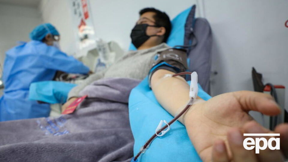 У Китаї стверджують, що ризик поширення коронавірусу значно знизився, але офіційні дані ставлять під сумнів