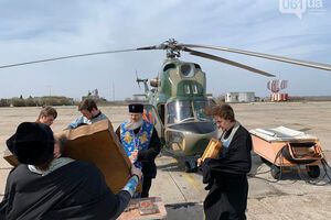 Священники УПЦ МП с иконами облетели Запорожье на вертолете