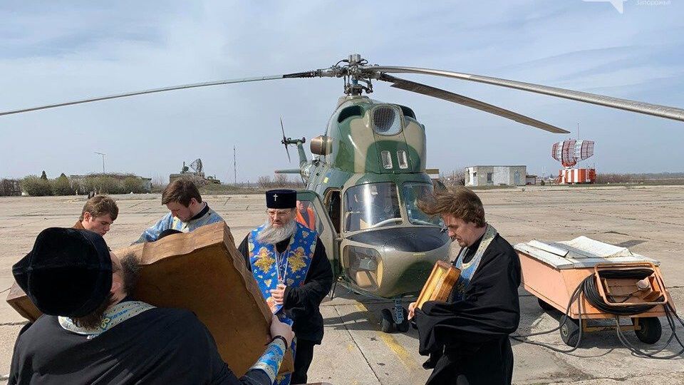 Священники УПЦ МП с иконами облетели Запорожье на вертолете