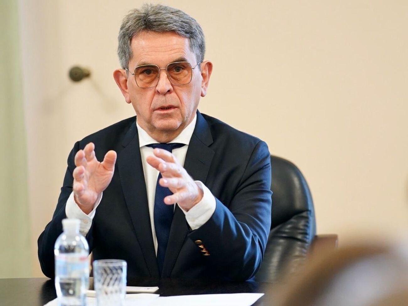 Емец может лишиться должности, утверждает источник УП