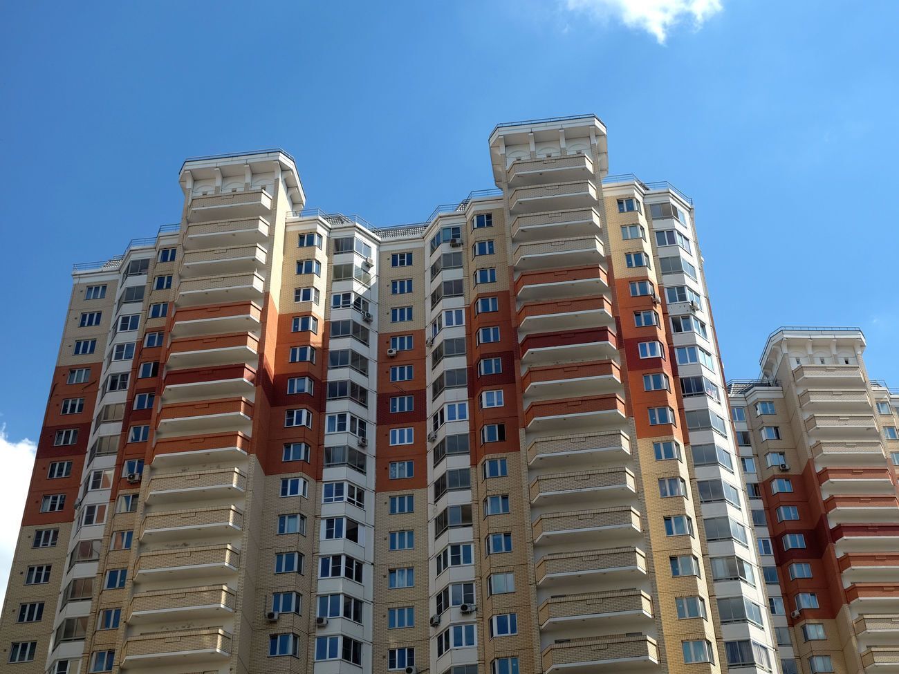 Не користуватися ліфтом, пускати в під'їзд тільки знайомих. Мінрегіон України оприлюднив рекомендації жителям багатоповерхівок. Інфографіка