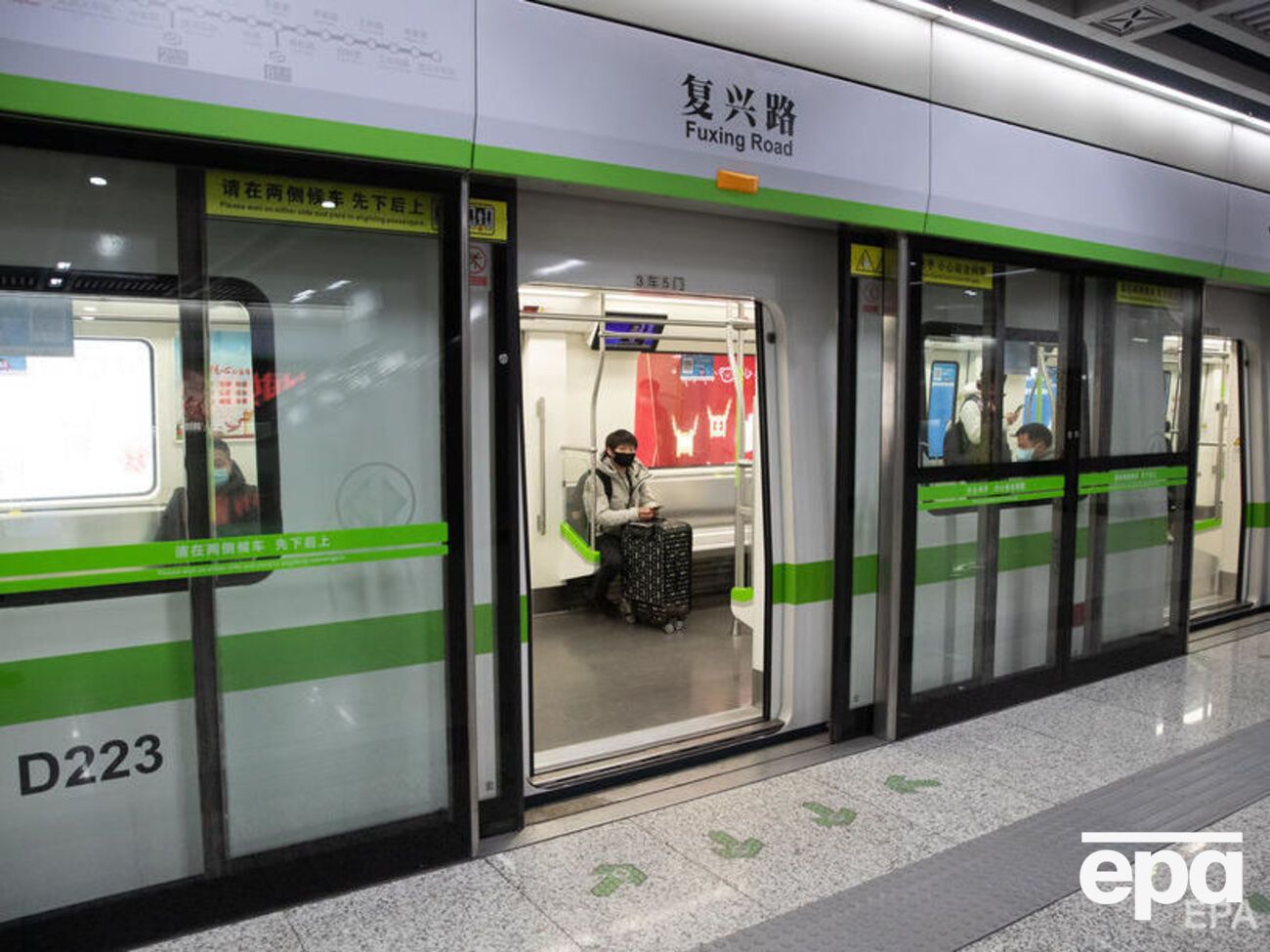 Жители Уханя снова могут перемещаться по городу в метро