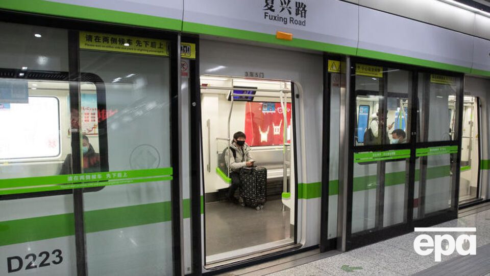 Жителі Уханя знову можуть переміщатися по місту в метро