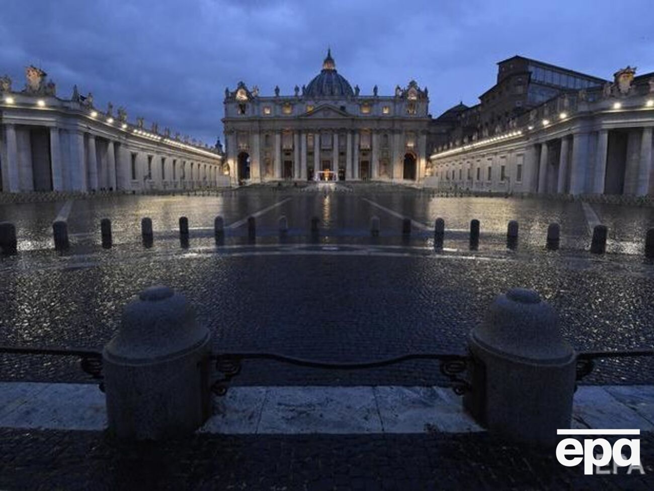 Папа римський помолився про припинення пандемії коронавірусу на порожній площі у Ватикані. Фоторепортаж