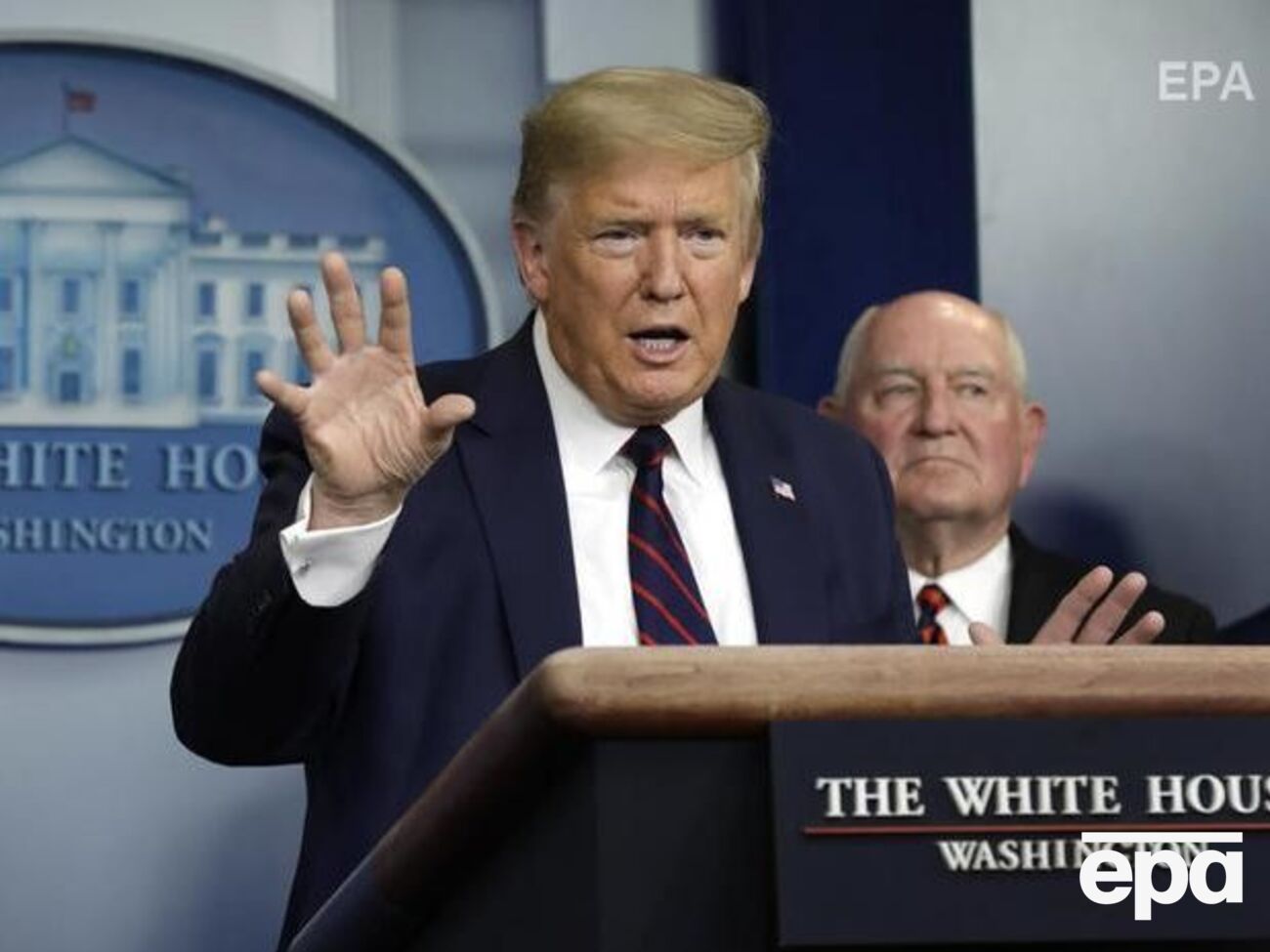 Цю заяву Трамп зробив на тлі побоювань американців, що апаратів ШВЛ американським лікарям не вистачить