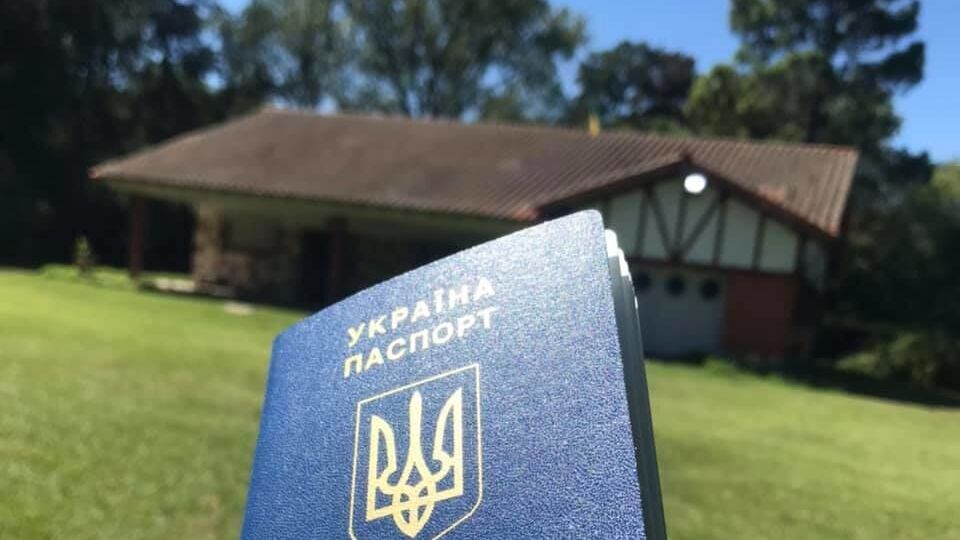 В Україну від початку спалаху коронавірусу з-за кордону повернулося приблизно 110 тис. громадян. Із 28 березня потрапити в Україну можна тільки через визначені пункти пропуску