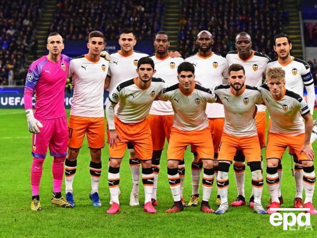 Сейчас известны имена трех игроков "Валенсии" с положительным результатом теста на COVID-19