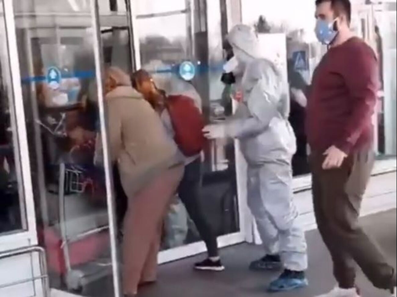 Из здания вырвались десятки граждан в масках