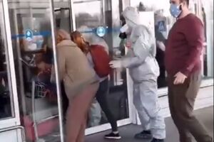 Из здания вырвались десятки граждан в масках