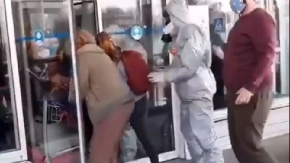 Из здания вырвались десятки граждан в масках