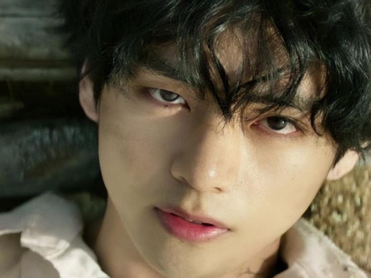 Герой ролика опиниться на полі бою