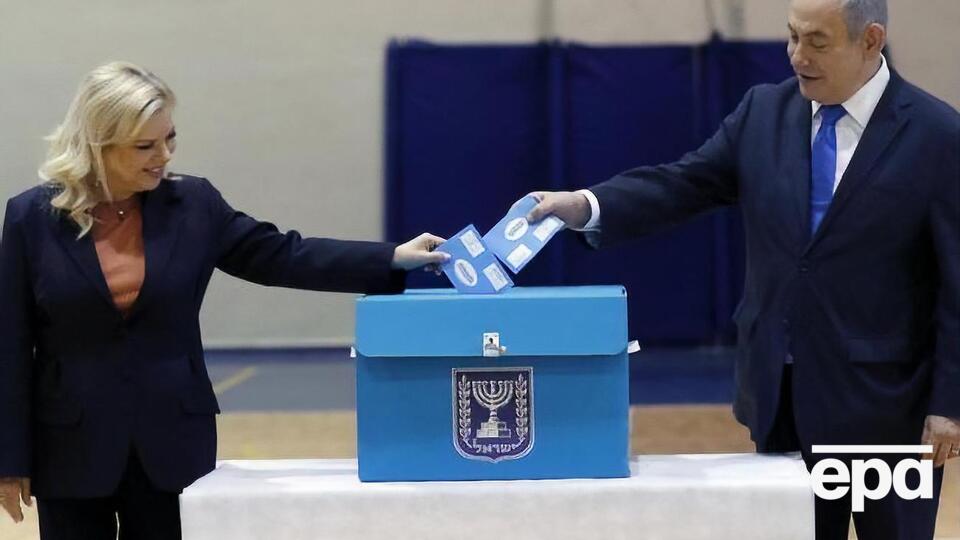 Партия Нетаньяху незначительно опережает соперников