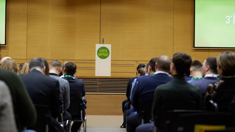 На засіданні фракції очікують президента України Володимира Зеленського
