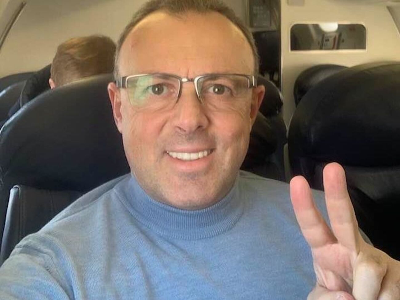 Зеленский понимает, что в стране полностью разрушена вся вертикаль власти. Что надо делать? Правильно. Отменить закон о люстрации