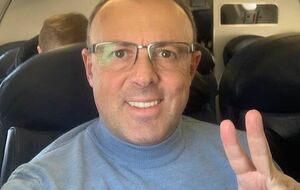 Зеленский понимает, что в стране полностью разрушена вся вертикаль власти. Что надо делать? Правильно. Отменить закон о люстрации