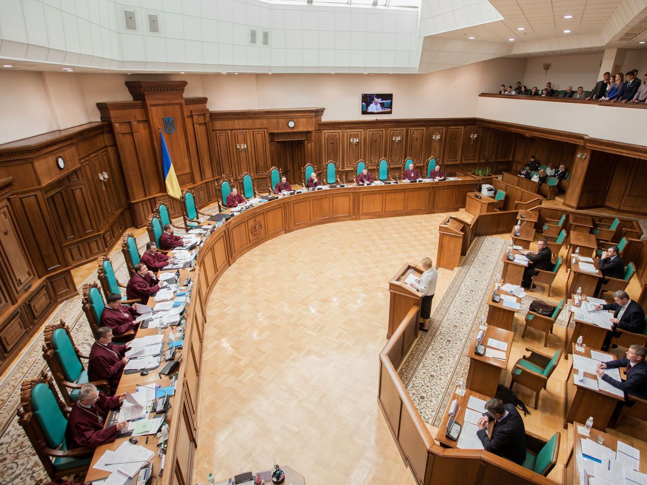 Если КС признает документ неконституционным, закон о люстрации будет отменен