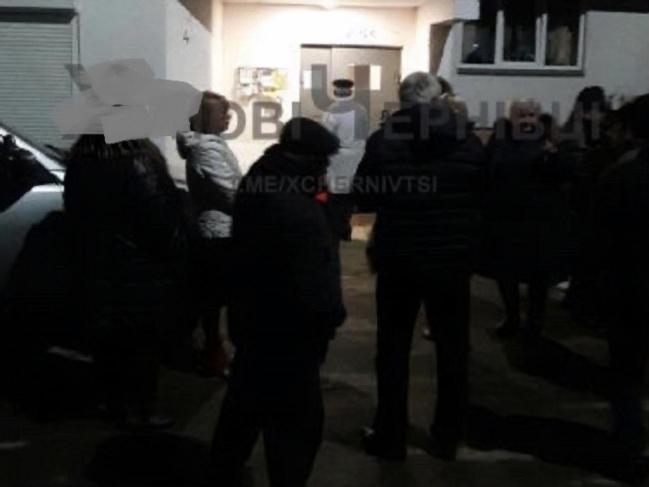 Возле дома&nbsp;инфицированного коронавирусом украинца собралась толпа жителей Черновцов