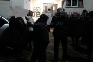 Возле дома инфицированного коронавирусом украинца собралась толпа жителей Черновцов