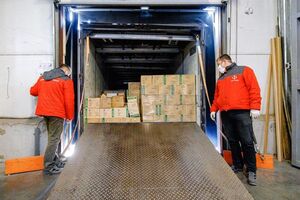 Компанія залучила шість фур, кожна з яких привезла по 20 тонн вантажу