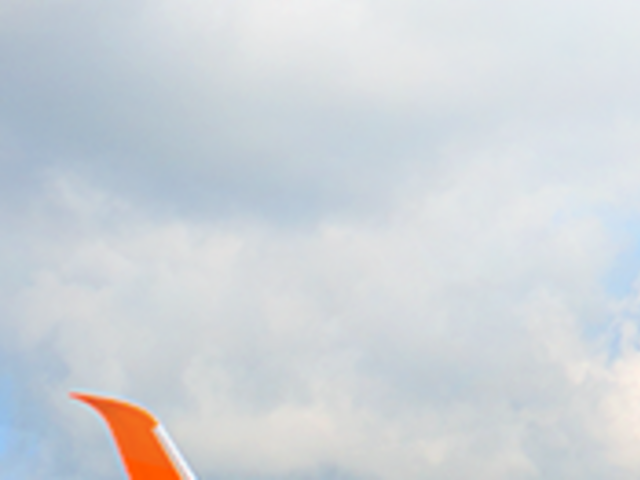 Приблизно 50 пасажирів залишається у двох літаках авіакомпанії SkyUp