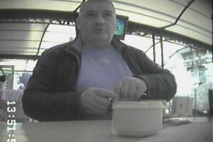Человека, попадавшего в кадр скрытой съемки, "Схемы" идентифицировали как Сергея Шумского, помощника Дениса Ермака