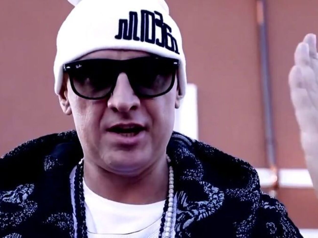 У ролику показано, як убезпечити себе від коронавірусу