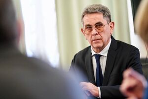 Емец сообщил, что не писал заявления об отставке