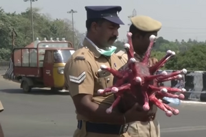 Поліцейський пояснює, яка важлива самоізоляція