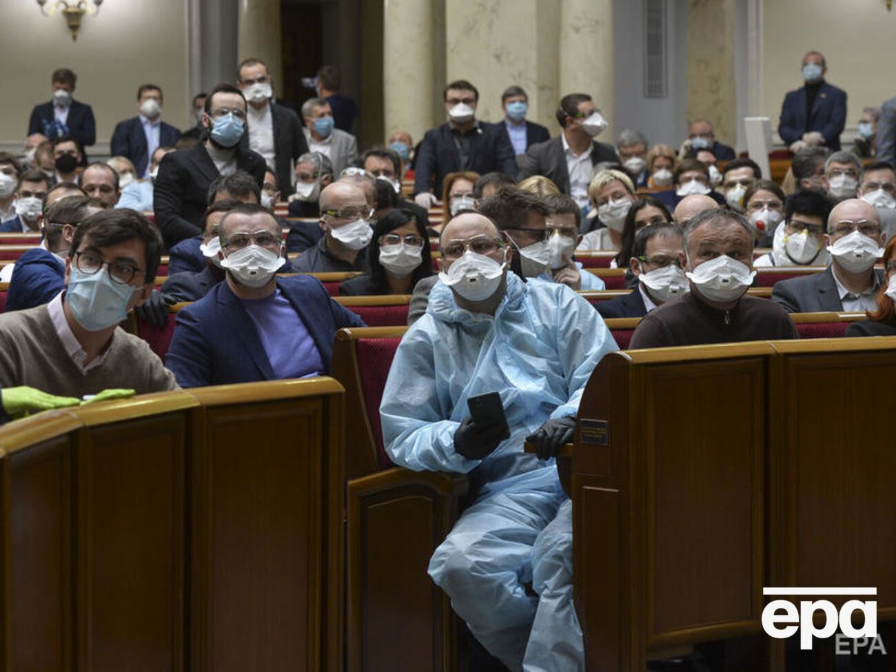 Костюмы, маски, очки и перчатки. Как парламентарии провели три внеочередных заседания за день. Фоторепортаж