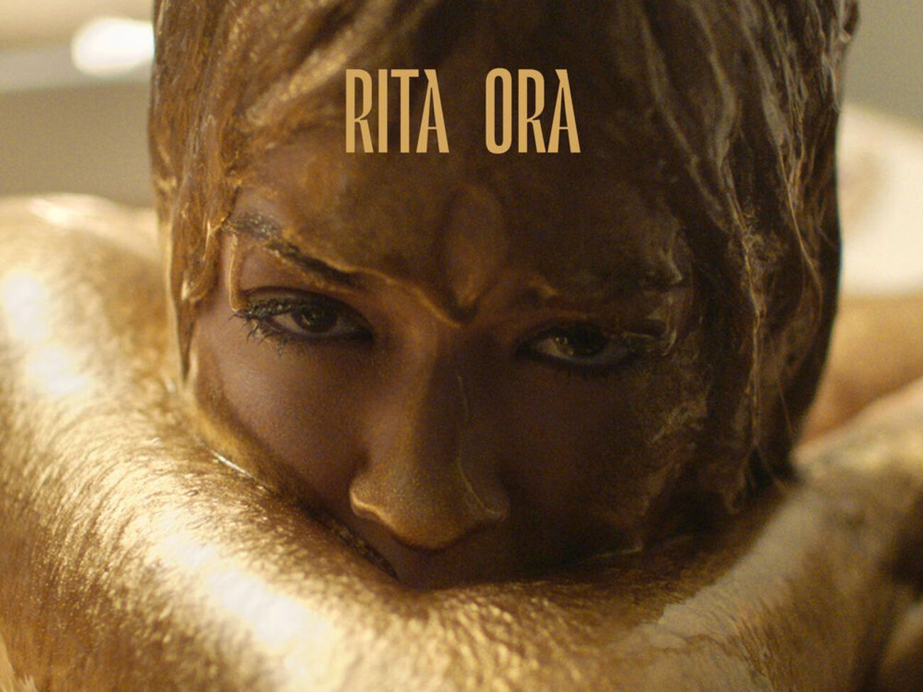 Ора купается в жидком золоте