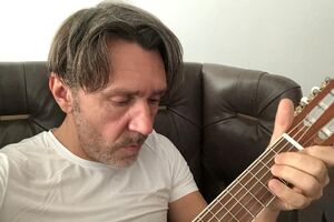 Шнуров: "Скромно пасть свою разинув, соберу продуктовую корзину – и в нору"