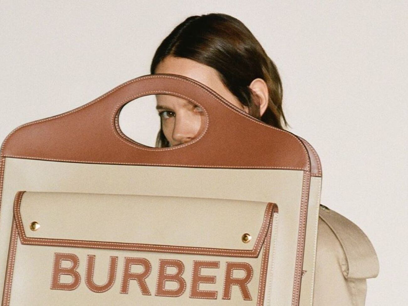 Burberry вместо пальто шьет медицинские халаты