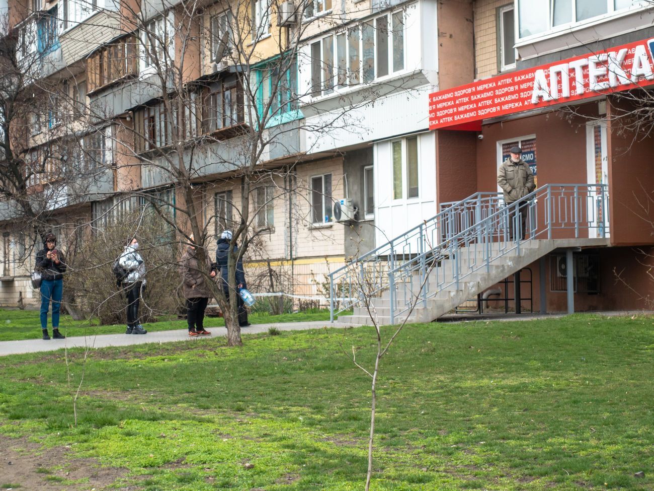Рекомендуемое расстояние между людьми во время эпидемии – 1,5 метра