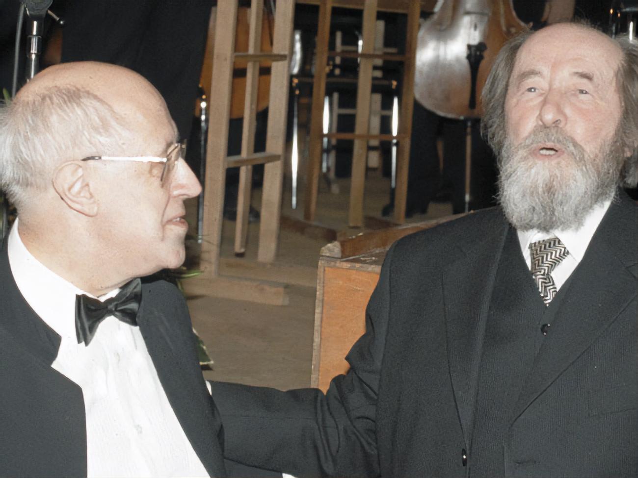 Виолончелист и дирижер Мстислав Ростропович и писатель Александр Солженицын