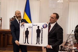 Маслов (праворуч) проживає у Харкові