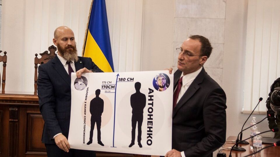 Маслов (праворуч) проживає у Харкові