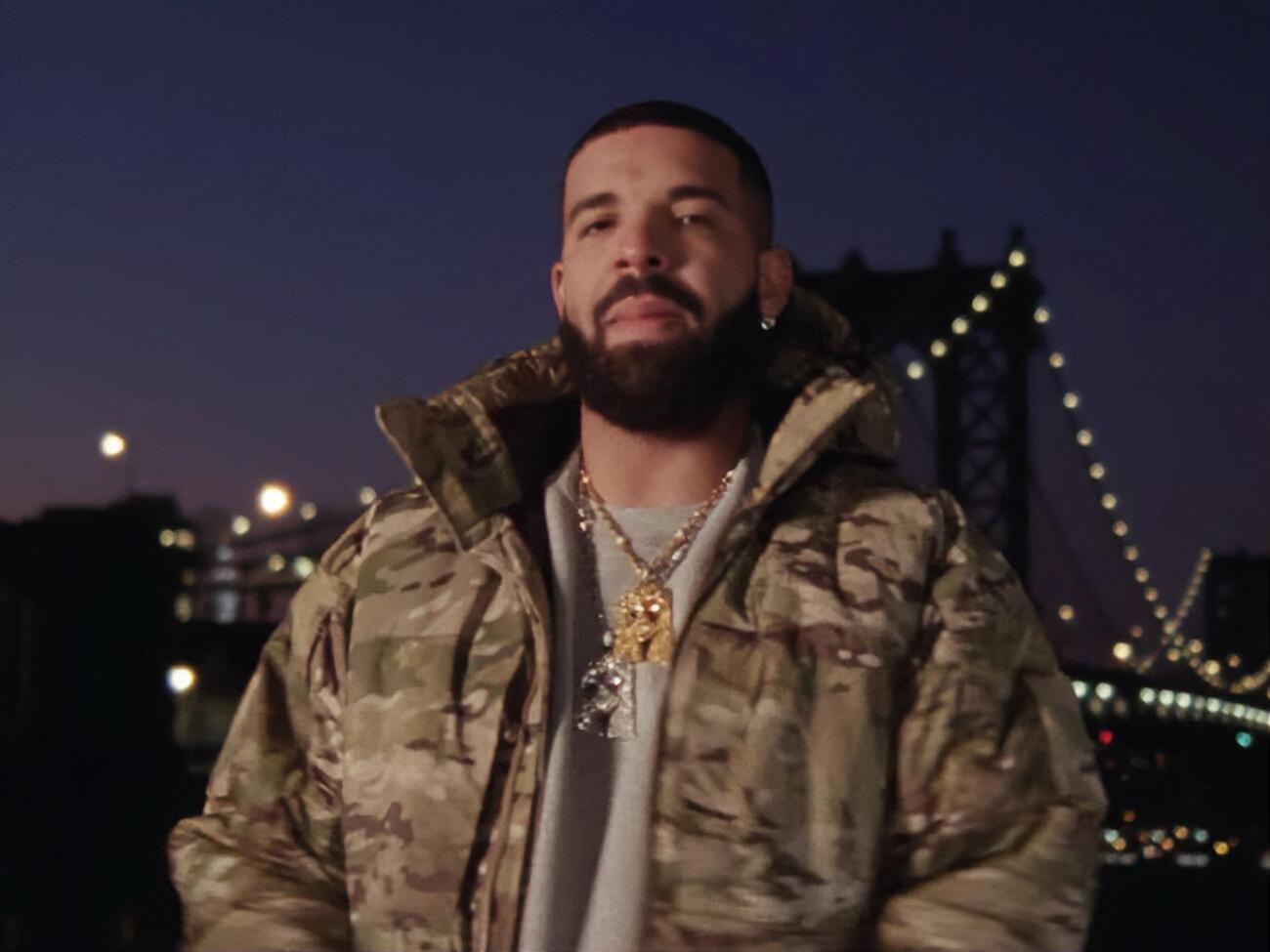 В ролике певец ездит по городу