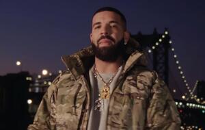 В ролике певец ездит по городу