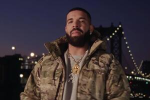 В ролике певец ездит по городу