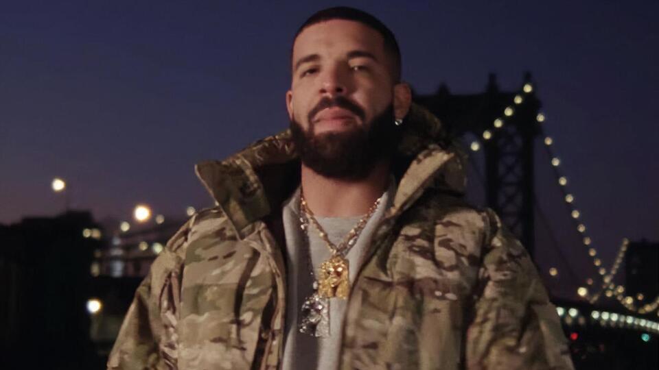 В ролике певец ездит по городу