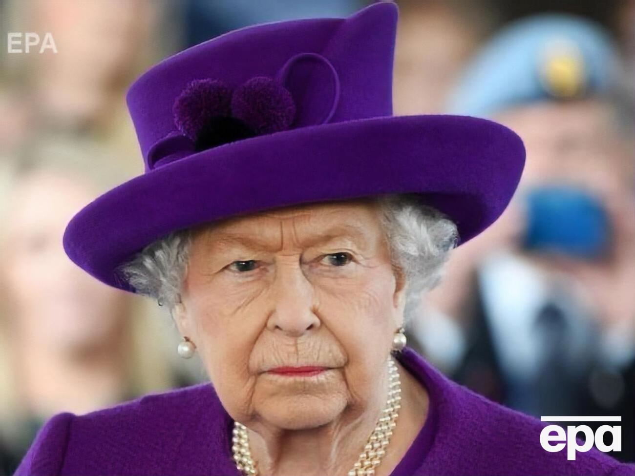 Під час церемонії нагородження королеві довелося приблизно 60 разів тиснути гостям руки