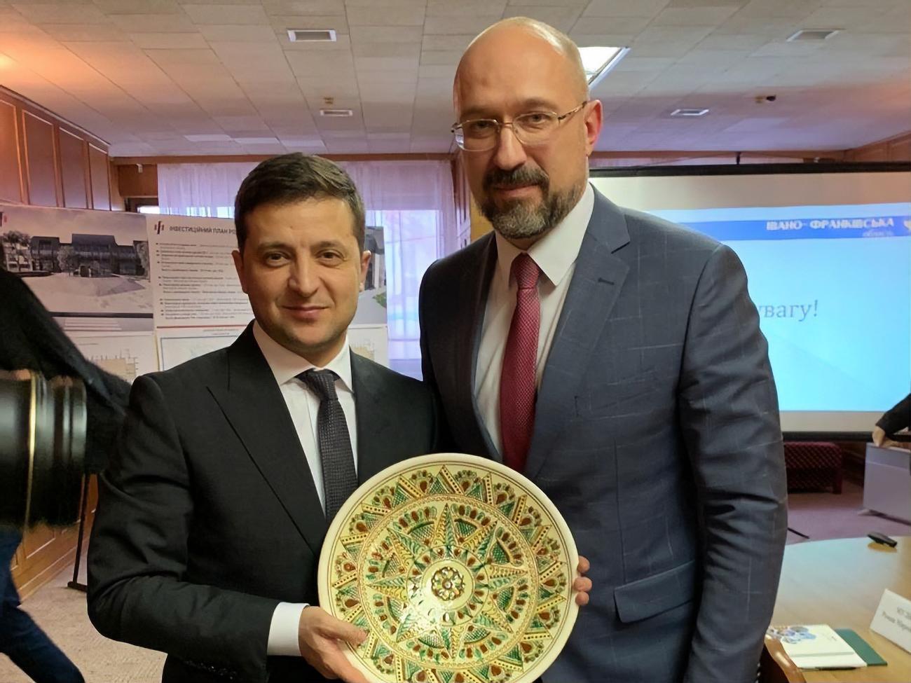 Президент Володимир Зеленський і поки ще віцепрем'єр-міністр і міністр розвитку громад і територій Денис Шмигаль